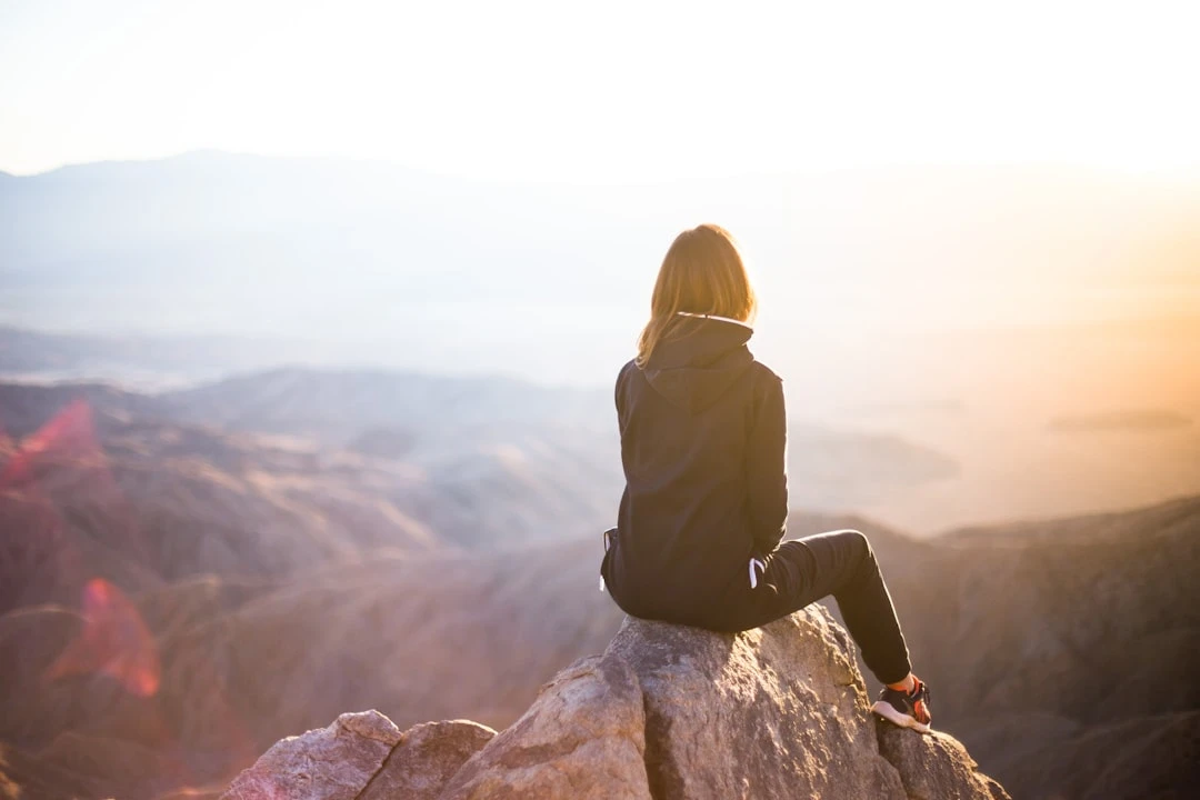 Person in Berglandschaft als Symbol für sportliche Leistung und persönliche Ziele